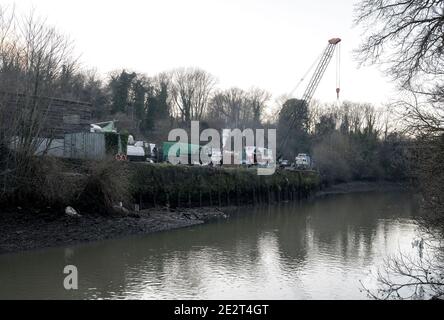 Mattinata invernale fredda e grigia, fiume Medway ad Allington vicino Maidstone nel Kent Foto Stock