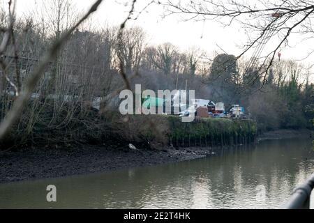 Mattinata invernale fredda e grigia, fiume Medway ad Allington vicino Maidstone nel Kent Foto Stock