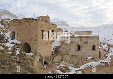Case deserte nel villaggio di Cavusin, Cappadocia, Turchia Foto Stock