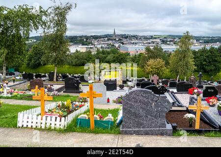 LETTERKENNY , IRLANDA - AGOSTO 12 2020 : il cimitero si affaccia sulla città. Foto Stock