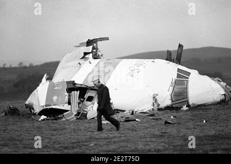 SOLO IN BIANCO E NERO: Foto del file datata 22/12/88 della sezione del naso relitto del Pan-am Boeing 747 a Lockerbie, vicino a Dumfries. Ali al-Megrahi, figlio del bombardiere di Lockerbie Abdelbaset al-Megrahi, ha perso un appello postumo contro la condanna del padre defunto per l'atrocità del 1988, i giudici hanno governato. Foto Stock