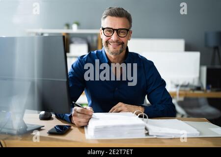 Consulente contabile fiscale uomo che fa contabilità fatture vendite Foto Stock