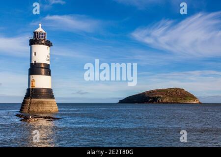 Il faro di Penmon (Trwyn Du) e l'isola di Puffin sullo stretto di Menai, Anglesey, Galles Foto Stock