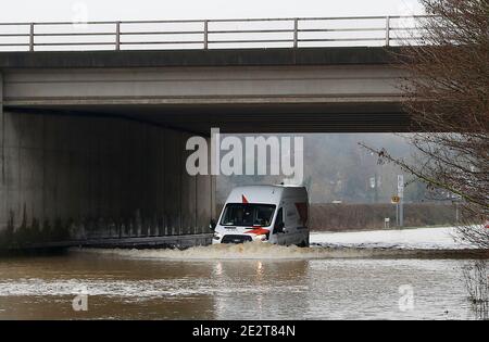 Leicester, Leicestershire, Regno Unito. 15 gennaio 2021. Meteo nel Regno Unito. Un furgone viene guidato attraverso inondazioni vicino a Mount Sorrel dopo che l'Ufficio Met ha avvertito di temperature inferiori al gelo in molte parti dell'Inghilterra dopo pioggia e neve. Credit Darren Staples/Alamy Live News. Foto Stock