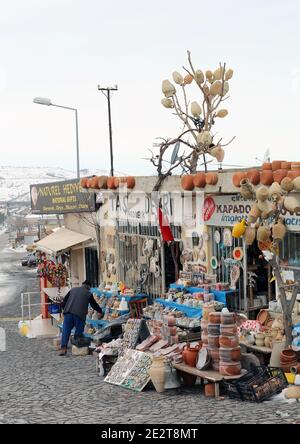 UCHISAR, CAPPADOCIA, TURCHIA-4 FEBBRAIO: Negoziante non identificato che fa regali pronti per i turisti di fronte Di negozio di regalo.Febbraio 4,2017 a Uchisar Foto Stock