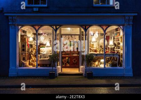 Un negozio decorato luminoso a Beaumaris a Natale, Anglesey, Galles Foto Stock