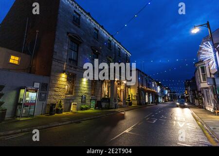 Decorazioni natalizie a Castle Street, Beaumaris, Anglesey, Galles Foto Stock