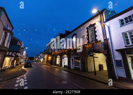 Decorazioni natalizie a Castle Street, Beaumaris, Anglesey, Galles Foto Stock