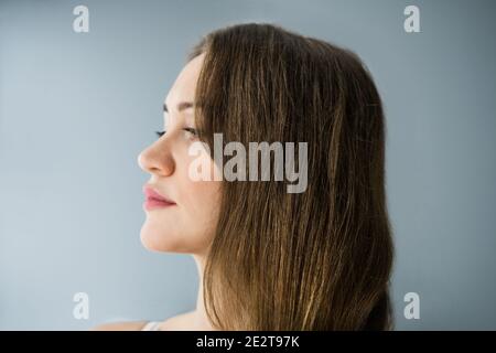 Donna cura dei capelli e colorazione in Salone di bellezza Foto Stock