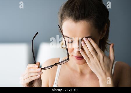 Stanco dolore agli occhi esausto e problema di Ache Foto Stock