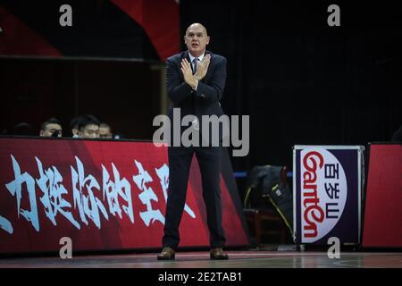 (210115) -- ZHUJI, 15 gennaio 2021 (Xinhua) -- Neven Spahija, capo allenatore degli squali di Shanghai, gesti durante la 30esima partita tra gli squali di Shanghai e i pionieri di Tianjin alla stagione 2020-2021 della lega della Chinese Basketball Association (CBA) a Zhuji, Provincia Zhejiang della Cina orientale, 15 gennaio 2021. (Xinhua/Pan Yulong) Foto Stock