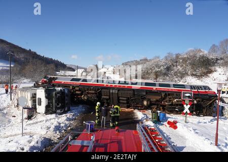 15 gennaio 2021, Baden-Wuerttemberg, Gomadingen-Marbach: Il personale dei servizi di emergenza lavora sulla scena di un incidente in cui un veicolo per rifiuti ha urtato con una ferrovia ad un incrocio a livello. Foto: Andreas Rosar/dpa Foto Stock