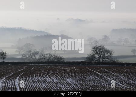 North Yorkshire. 15 gennaio 2021. Meteo Regno Unito: Vista verso il Castello di Crayke. Nebbie e condizioni climatiche estremamente fredde durante l'ultima nevicata, North Yorkshire, Inghilterra, Regno Unito. Credit: Matt Pennington/Alamy Live News Foto Stock