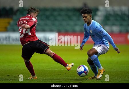 File foto datata 17-11-2020 del Robbie Gotts di Lincoln City (a sinistra). Foto Stock