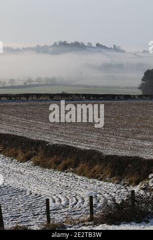 North Yorkshire. 15 gennaio 2021. Meteo Regno Unito: Vista verso il Castello di Crayke. Nebbie e condizioni climatiche estremamente fredde durante l'ultima nevicata, North Yorkshire, Inghilterra, Regno Unito. Credit: Matt Pennington/Alamy Live News Foto Stock