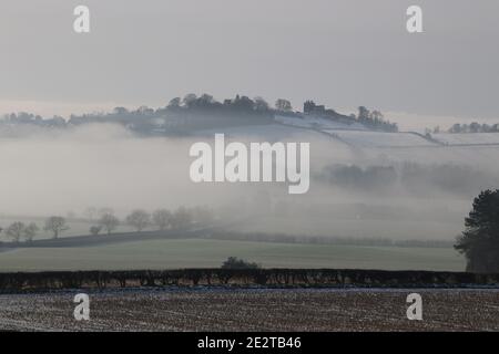 North Yorkshire. 15 gennaio 2021. Meteo Regno Unito: Vista verso il Castello di Crayke. Nebbie e condizioni climatiche estremamente fredde durante l'ultima nevicata, North Yorkshire, Inghilterra, Regno Unito. Credit: Matt Pennington/Alamy Live News Foto Stock