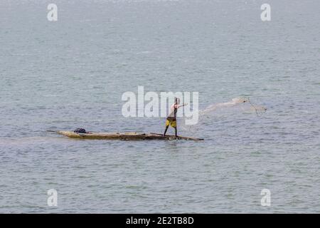 Pescatore sul fiume Niger vicino Segou, Mali Foto Stock