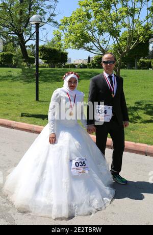 ADANA, TURCHIA-9 APRILE: Unidentified Bride and Groom pronto per la maratona con costume al Carnevale di Orange Blossom.9,2017 aprile ad Adana, Turchia. Foto Stock