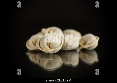 gnocchi crudi fatti in casa con carne isolata su fondo nero Foto Stock