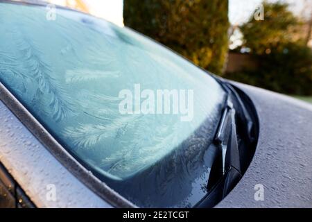 Parabrezza dell'auto congelato Foto Stock