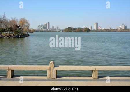 Jiaxings South Lake o Nan Hu, dove il partito comunista cinese si è riunito per la prima volta nel 1921. La famosa barca rossa si trova sull'isola nel mezzo. Foto Stock