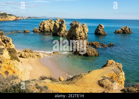 Eroded formazioni rocciose nell'Oceano Atlantico e scogliere a. Praia Sao Rafael vicino Albufeira l'Algarve Foto Stock