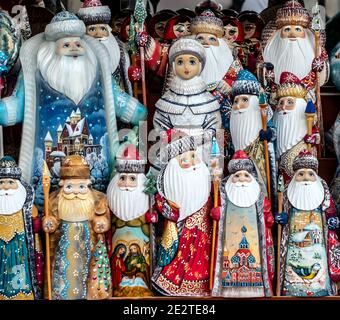 Scolpito Babbo Natale dipinto a mano legno di Natale figurine Moroz souvenir Snegurochka Figurine. Nonno Frost e Snow Maiden Russia. Matryoshka Foto Stock