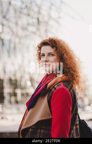 Gravidanza, maternità e felicità. Giovane donna incinta di stile che riposa nel parco. Bella donna che si aspetta il bambino, godendo momento dolce all'aperto Foto Stock