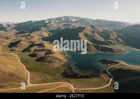 Vista aerea di un sentiero che conduce ad un impressionante paesaggio montano in Turchia. Vista pittoresca Foto Stock