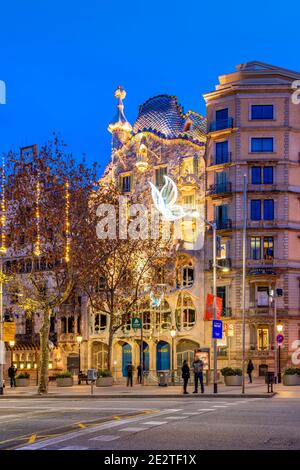 Passeig de Gracia avenue adornata con luci di Natale e Casa Batllo in background, Barcellona, in Catalogna, Spagna Foto Stock