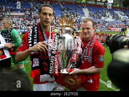 File foto datata 11-05-2008 del Rio Ferdinand di Manchester United Wayne Rooney con il trofeo Premier League Foto Stock