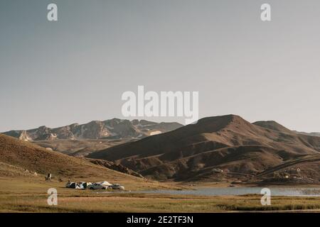 Viaggio in famiglia, viaggio di vacanza con auto e tende. Bella natura Turchia paesaggio naturale di montagna Foto Stock