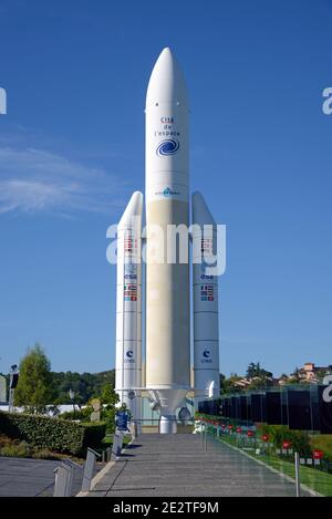 Modello in scala completa o riproduzione del razzo Ariane 5 al Cité de l'Espace, spazio o Spaceflight Parco a tema Toulouse France Foto Stock