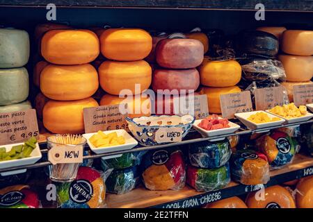 Gouda, Paesi Bassi - 20 luglio 2020: Molti tipi diversi grandi e deliziosi pezzi di formaggio sugli scaffali in vendita in un negozio di formaggi a Gouda Foto Stock