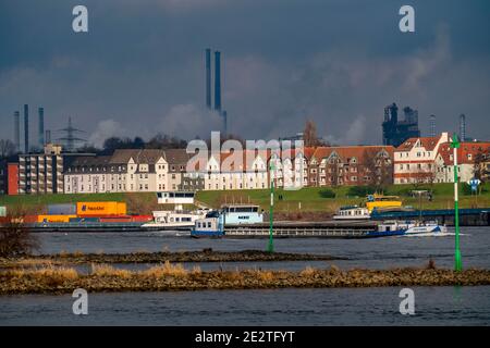 Il fiume Reno vicino a Duisburg, case sulla diga del Reno, Laar distretto, ThyssenKrupp acciaio acciaierie a Brukhausen, nave da carico, Duisburg, NRW, Germa Foto Stock