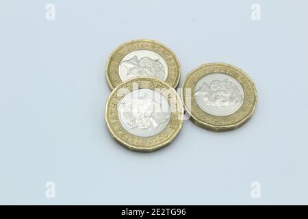 Monete di grande valuta britannica della sterlina, compresi contanti e monete su terreno piano posteriore Foto Stock