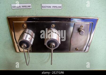 Una presa per ossigeno e alimentazione a muro in una sala paziente dell'ospedale, da vicino. Foto Stock