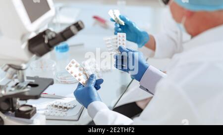 primo piano. gli scienziati stanno testando campioni di nuovi farmaci . Foto Stock