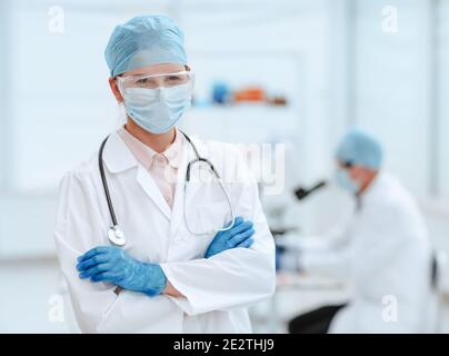 primo piano. medico femminile in indumenti protettivi in laboratorio. Foto Stock