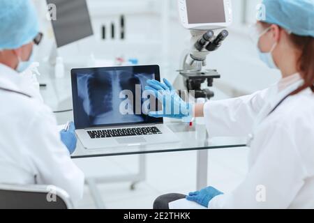 I medici che guardano la scansione radiografica del torace sullo schermo del computer portatile . Foto Stock