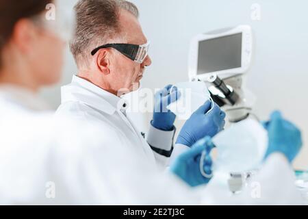 scienziati che indossano una maschera protettiva in un laboratorio medico . Foto Stock