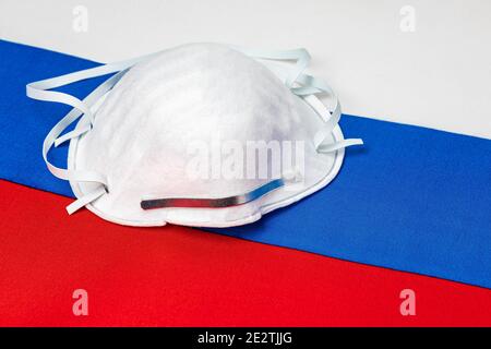 Bandiera della Russia e maschera facciale N95. Concetto di Covid-19 coronavirus blocco, divieto di viaggio e crisi sanitaria Foto Stock
