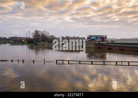 BUBWITH, YORKSHIRE, REGNO UNITO - 7 GENNAIO 2021. Un autobus locale sul ponte classificato di grado 2 sul fiume Derwent a Bubwith nello Yorkshire e la vale di Yo Foto Stock