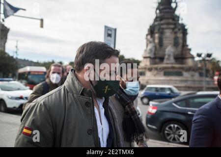 Barcellona, Catalogna, Spagna. 15 gennaio 2021. Il presidente del partito politico Vox, Santiago Abascal e il candidato per lo stesso partito per la presidenza della Generalitat di Catalogna, Ignacio Garriga, sono visti a Passeig de Colom, Barcellona.Santiago Abascal, presidente del partito politico spagnolo di estrema destra Vox, è stato a Barcellona, Insieme al candidato alla presidenza della Generalitat di Catalogna, Ignacio Garriga e al deputato al Parlamento europeo, Jorge Buxadé, entrambi di Vox. Hanno chiamato un collettivo di stampa di fronte al monumento di Christopher Columbu Foto Stock