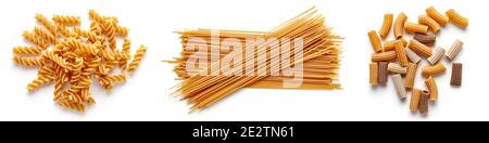 Fusilli, spaghetti, pasta macherroneamente isolati su sfondo bianco, vista dall'alto Foto Stock