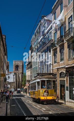 Tram a Rua Augusto Rosa, Cattedrale in distanza, quartiere Alfama, Lisbona, Portogallo Foto Stock
