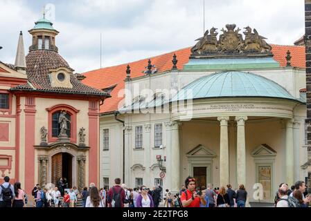 Praga, repubblica Ceca - 25 luglio 2017: Turisti al Castello di Praga, un complesso di castelli a Praga, Repubblica Ceca. La Basilica di San Giorgio Foto Stock