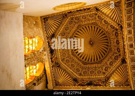 Finestre moresche, motivi di capesante e cupola di Santa Maria la Blanca a Toledo, Spagna. Foto Stock