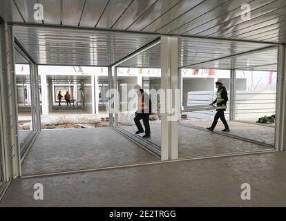 Shijiazhuang, Hebei, Cina. 15 gennaio 2021. Le persone lavorano nel cantiere di un centro di osservazione medica centralizzato a Shijiazhuang, capitale della provincia di Hebei, nella Cina settentrionale, 15 gennaio 2021. Come parte delle misure per far fronte alla recente rinascita della COVID-19, le autorità di Shijiazhuang si sono affrettate a costruire un nuovo centro di isolamento con una capacità progettata di 3,000 camere nella contea di Zhengding. Credit: Xinhua/Alamy Live News Foto Stock