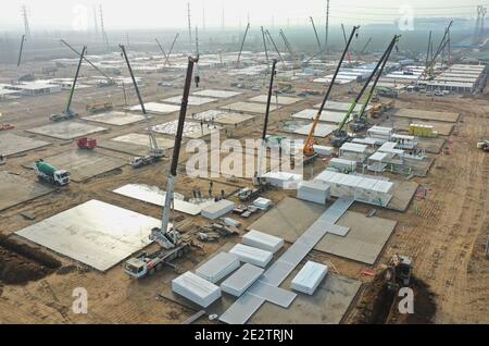 Shijiazhuang, Hebei, Cina. 15 gennaio 2021. La foto aerea scattata il 15 gennaio 2021 mostra il sito di costruzione di un centro di osservazione medica centralizzato a Shijiazhuang, capitale della provincia di Hebei della Cina settentrionale. Come parte delle misure per far fronte alla recente rinascita della COVID-19, le autorità di Shijiazhuang si sono affrettate a costruire un nuovo centro di isolamento con una capacità progettata di 3,000 camere nella contea di Zhengding. Credit: Xinhua/Alamy Live News Foto Stock